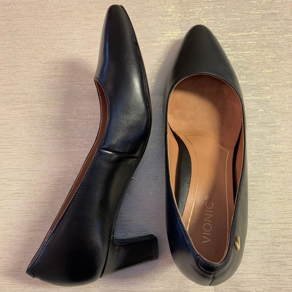 Vionic Mia Black Leather Point Toe Pumps 7.5M